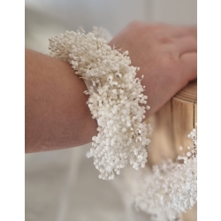 Korsarz bransoletka komunijna z białej drobnej stabilizowanej gipsówki z kryształkami